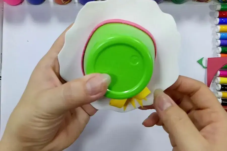 Tái chế hộp sữa chua thành chiếc mũ đồ chơi xinh xắn