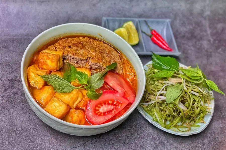 Bún riêu đặc trưng bởi nước lèo và hương vị đậm đà của cua