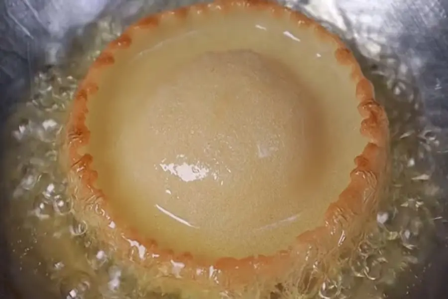 Bánh tai yến sau khi chiên. Khoảng giữa phồng lên, phần rìa giòn