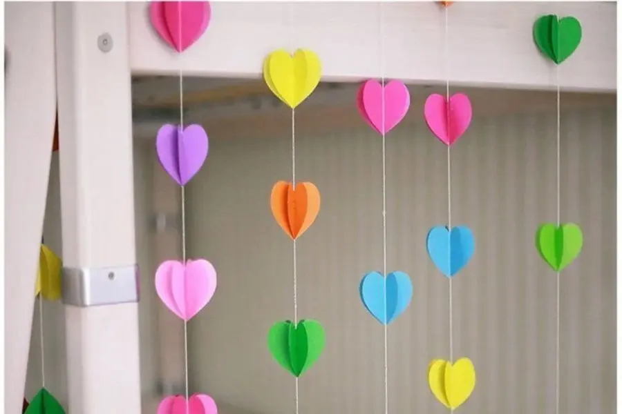 Cắt giấy màu thành hình dạng bạn muốn và cố định bằng băng keo