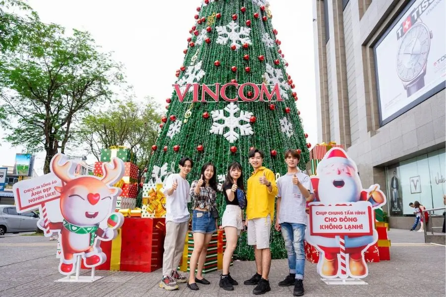 Vincom Landmark 81 là điểm đến lý tưởng cho việc chụp ảnh Noel ở Sài Gòn.