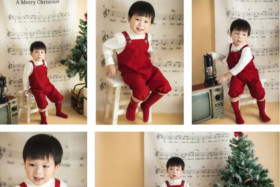 Bé tự tin tạo dáng giữa không gian đầy âm nhạc và niềm vui.