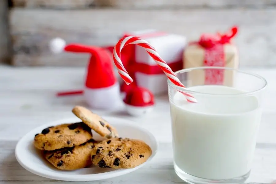 Chuẩn bị bánh hay quà tặng cho ông già Noel là thói quen truyền thống của nhiều em bé trên thế giới.