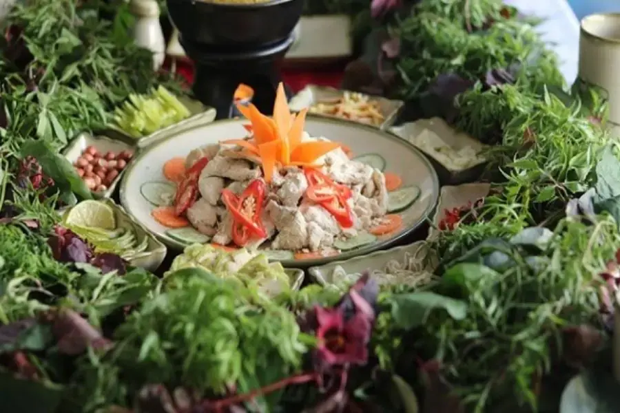Lạ miệng với món cá bò trộn rau thơm