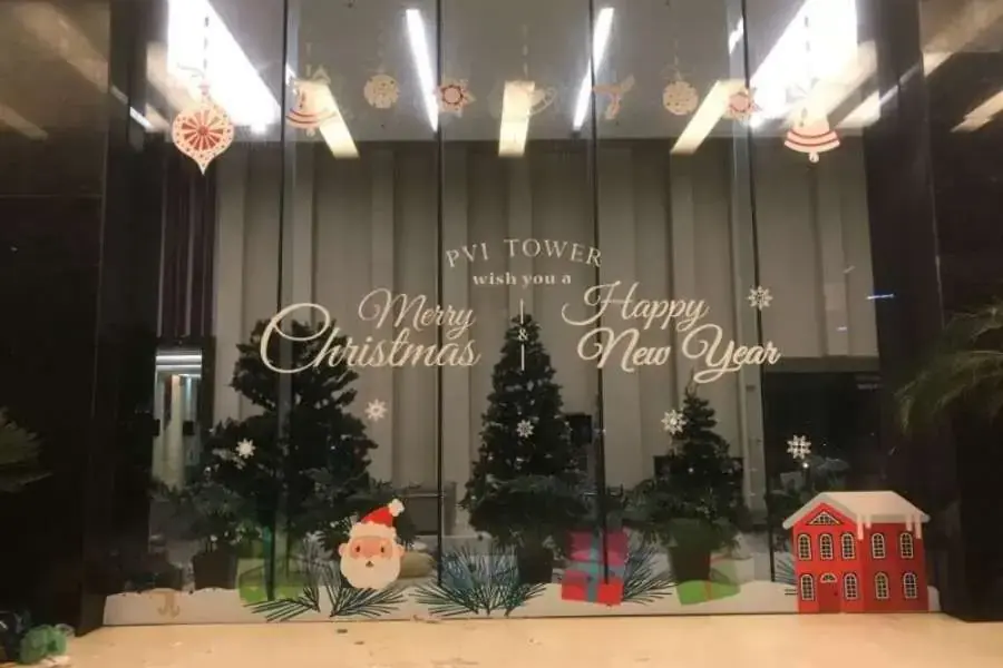 Bạn có thể sử dụng những mẫu hình dán Noel có sẵn để trang trí cho khu vực cửa ra vào bằng kính. 