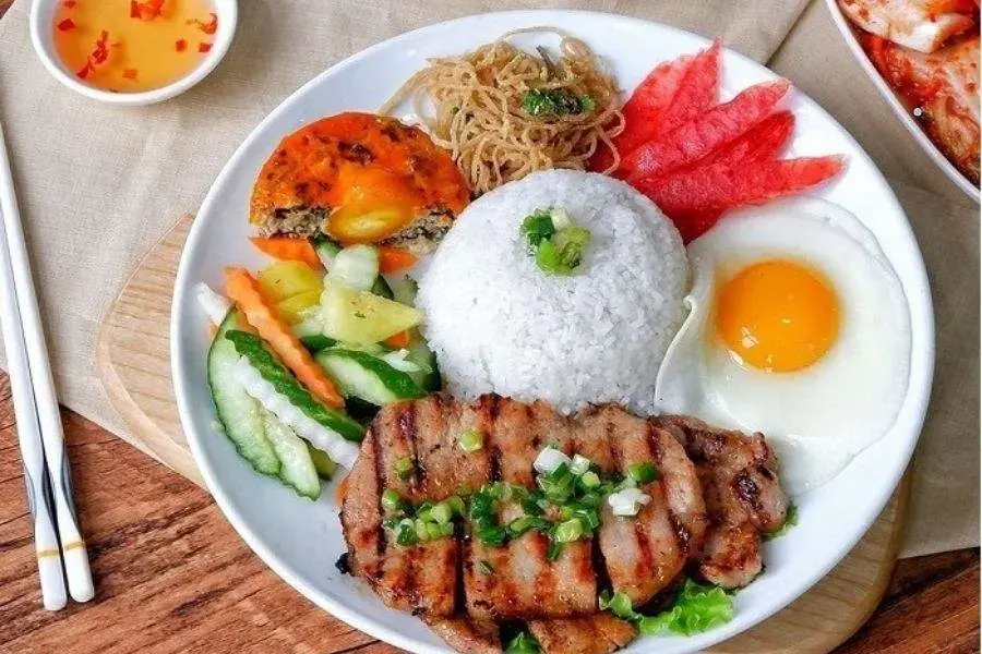 Tự tay chế biến món cơm tấm thơm ngon, giàu dinh dưỡng tại nhà.