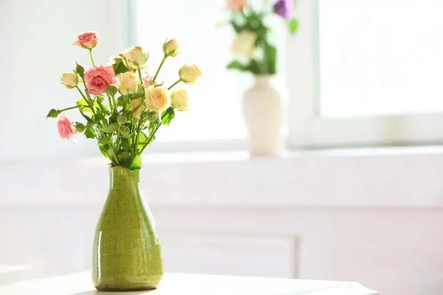 Cắm hoa để bàn bằng bình sứ cao sang trọng.
