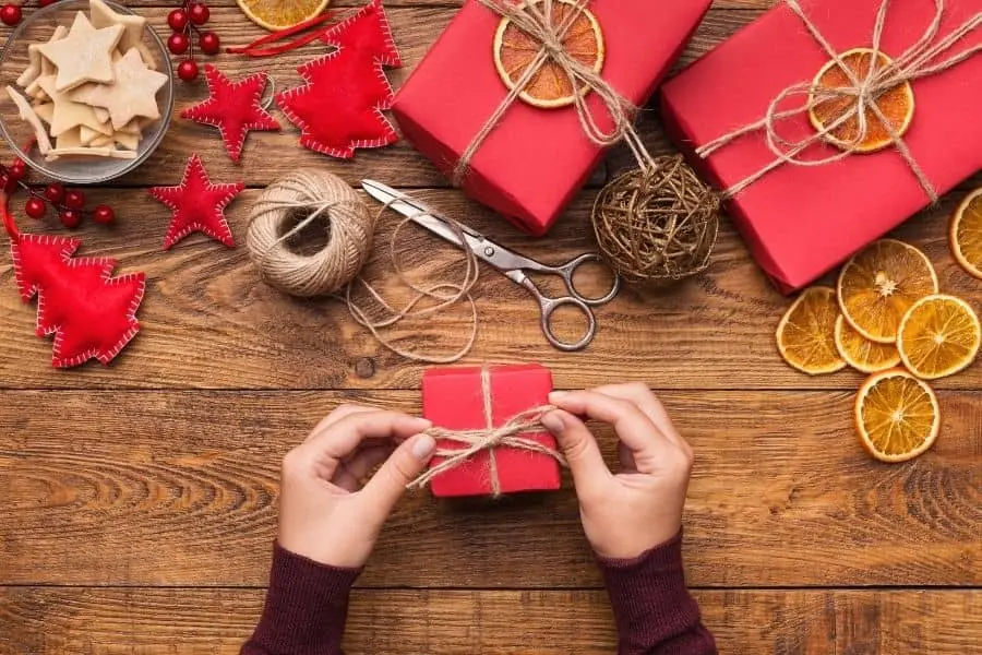 Sử dụng hộp giấy cũ, giấy màu cùng dây cói là có thể tạo ra những hộp quà xinh xắn.