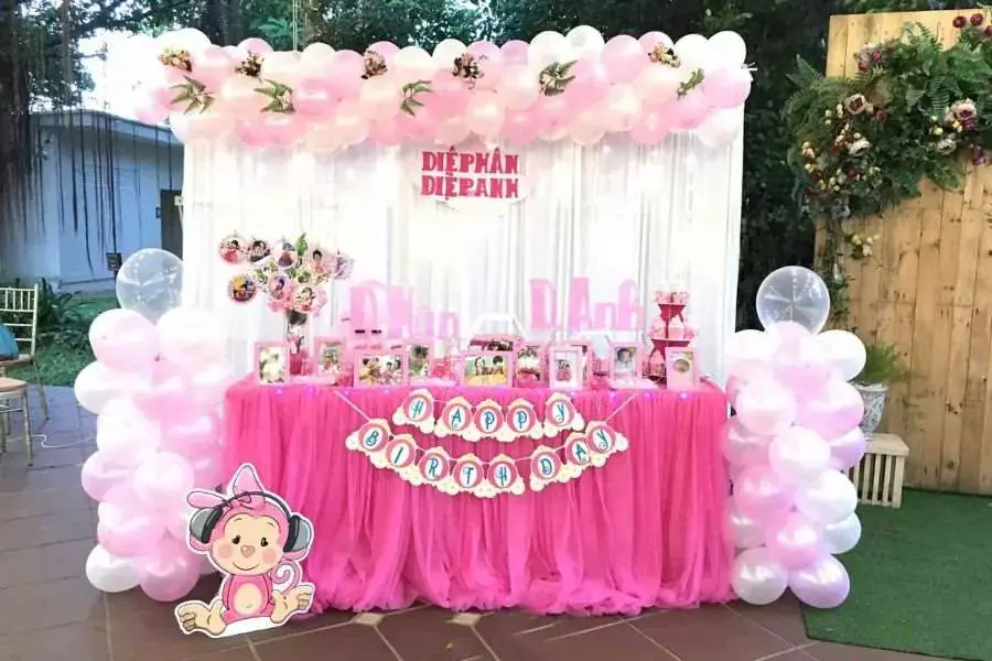 Ý tưởng trang trí sinh nhật cho bé gái với phông nền màu hồng đáng yêu