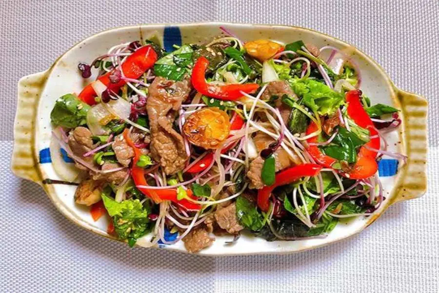 Rau cải mầm trộn thịt bò có hương vị thanh mát, tốt cho sức khỏe.