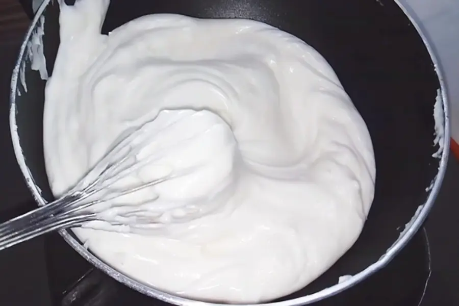 Bột bánh giò trắng mịn, không vón cục.