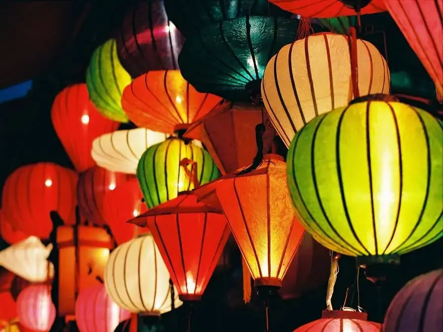Trang trí lớp học Tết bằng lồng đèn với đầy màu sắc giúp cho lớp học nổi bật trong mắt mọi người.