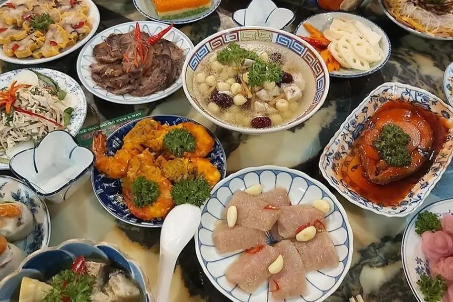 Mâm cỗ ngày Tết đoàn viên của người miền Trung luôn đơn giản nhưng ấm cúng.