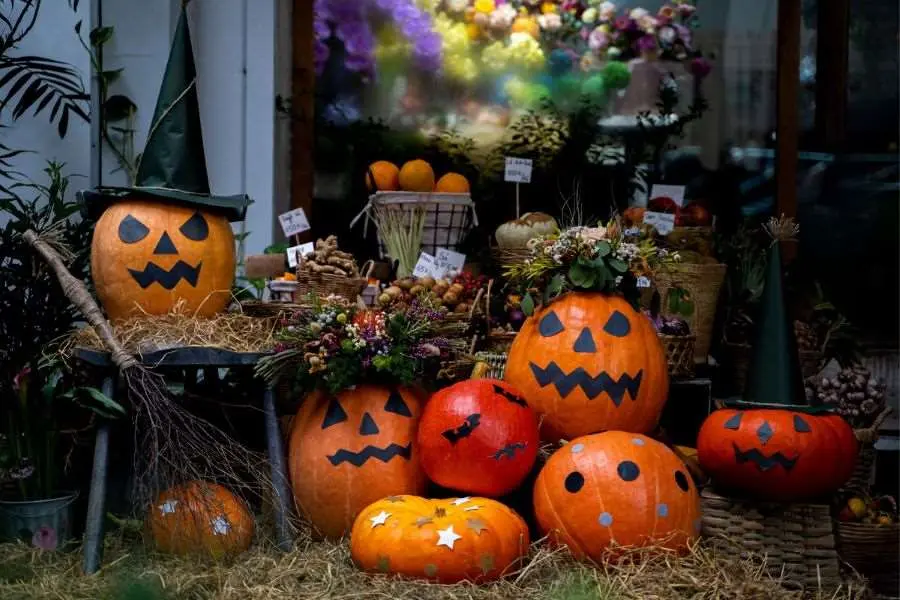 Trang trí Halloween với những trái bí ngô màu sắc.