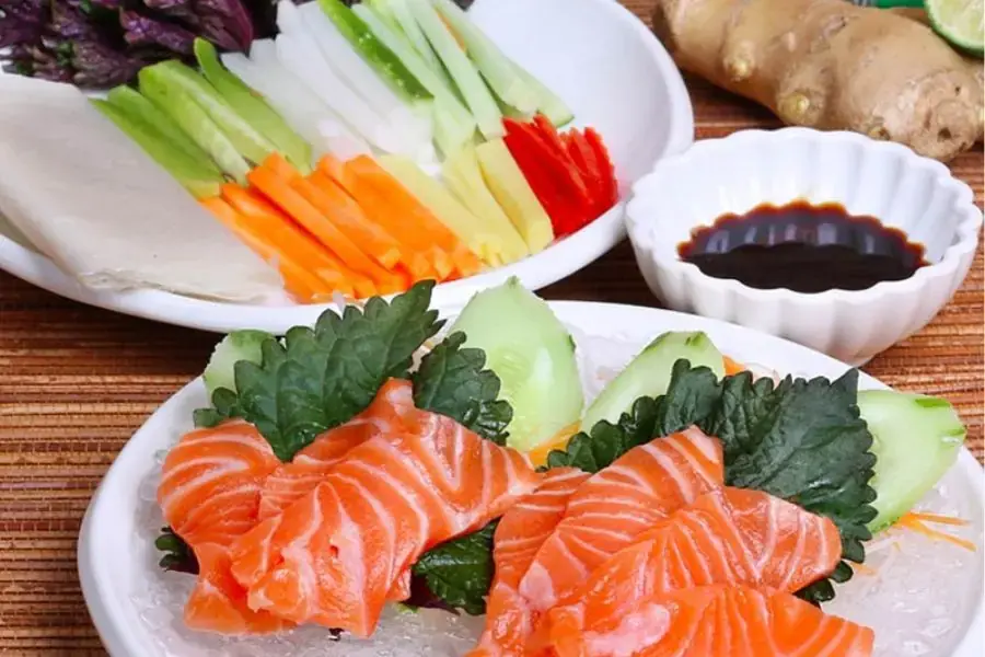 Gỏi cá hồi trông rất hấp dẫn và tươi ngon