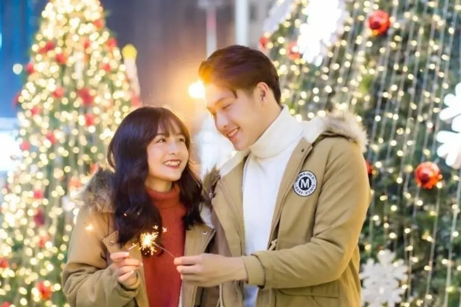 Chụp ảnh với người yêu trong dịp Giáng Sinh.