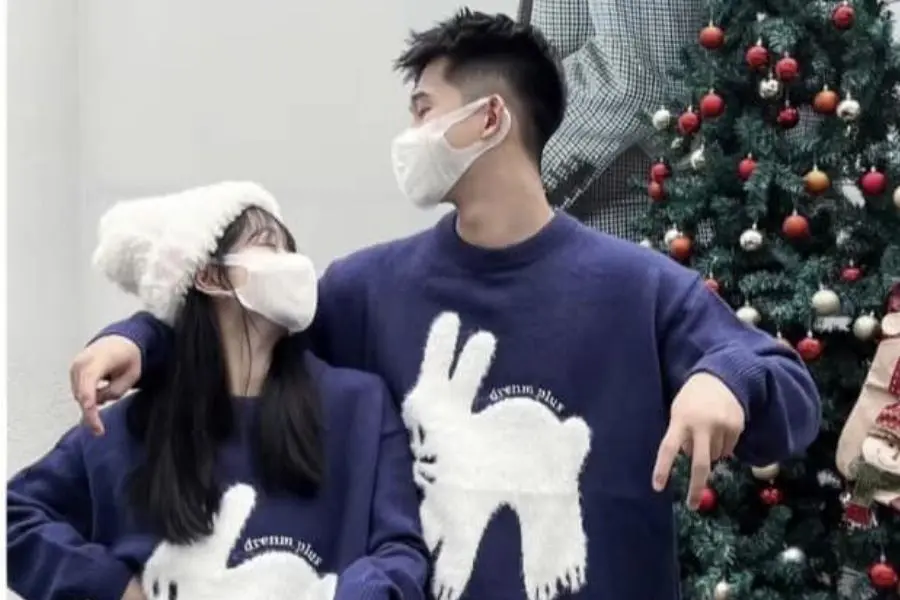 Lựa chọn trang phục đôi giúp bức ảnh Noel thêm gắn kết.