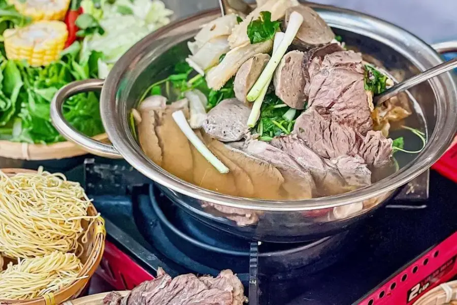Lẩu bò thơm phức, nóng hổi
