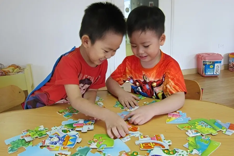 Ghép hình là trò chơi Trung thu bổ ích, phát triển trí tuệ cho các con.