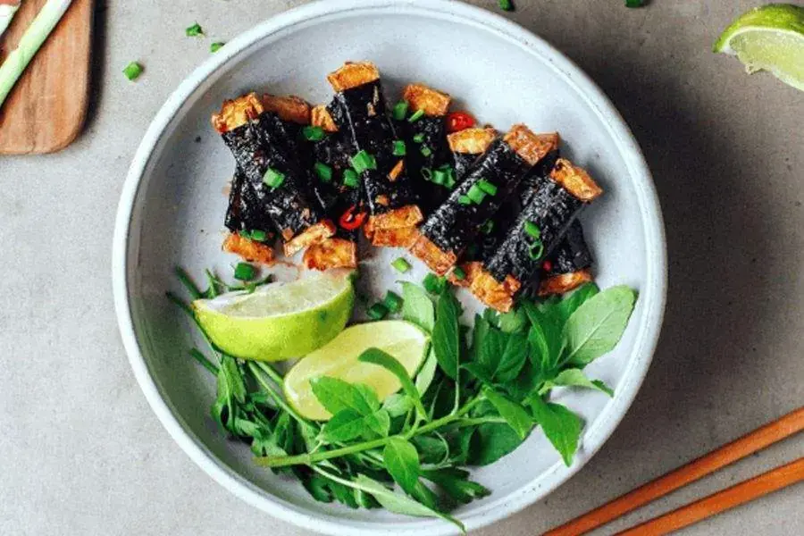 Món đậu cuốn rong biển ròm rụm, lạ miệng