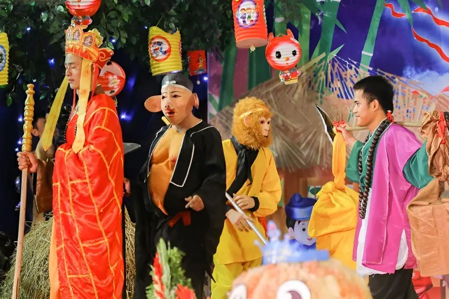Hóa trang là trò chơi Trung thu rất được các bạn nhỏ ưa thích.