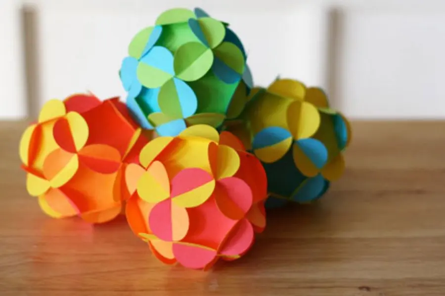 Quả cầu Noel handmade bằng giấy họa tiết nổi.