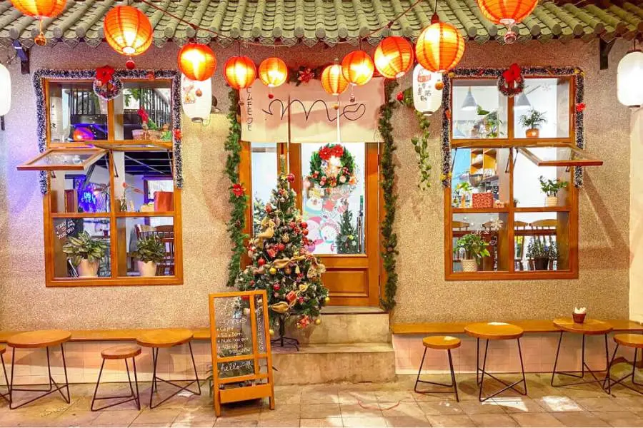 Cửa ra vào là nơi đầu tiên mà mọi khách hàng chú ý khi đến quán.