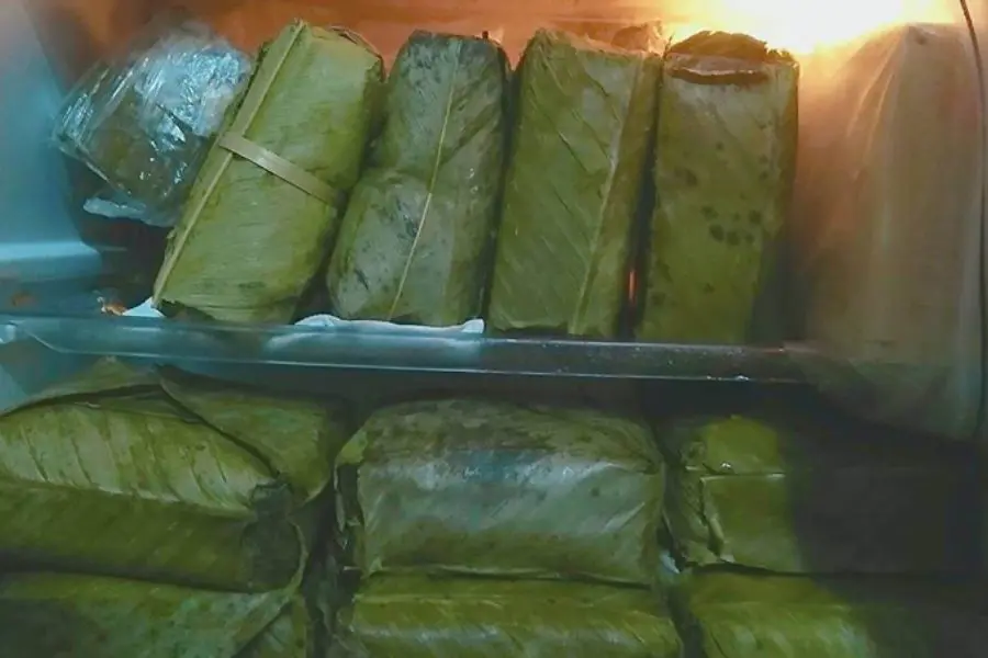 Bọc bánh bằng màng bọc thực phẩm khi để trong tủ lạnh giúp bánh không ám mùi từ tủ lạnh.