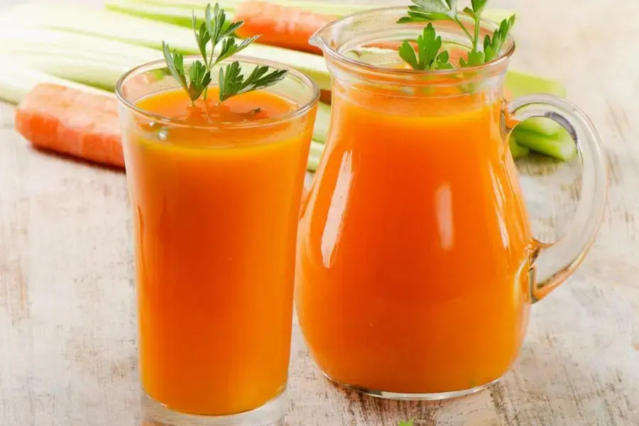 Trang trí thêm vài cọng húng lủi để ly nước thêm hấp dẫn