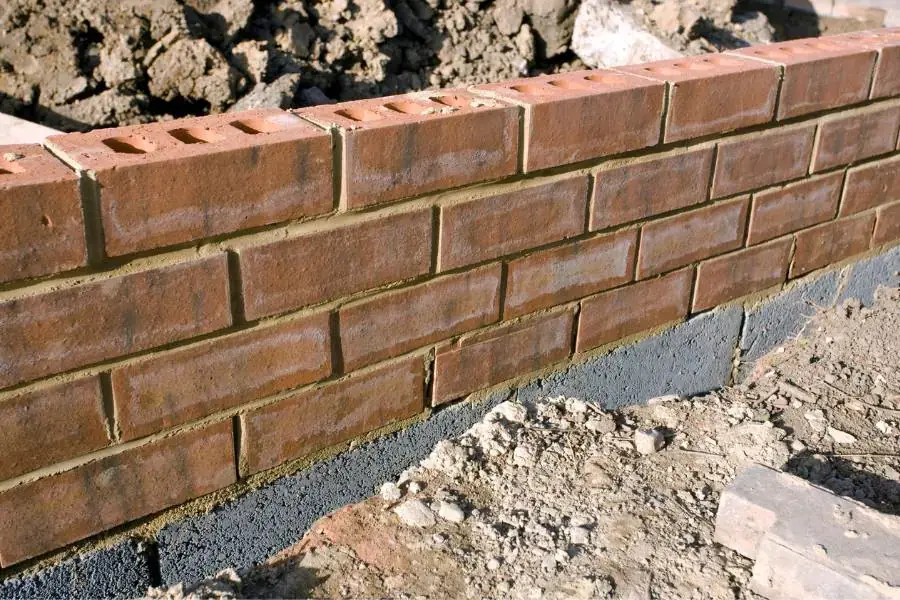 Móng nhà được xây dựng bằng gạch 