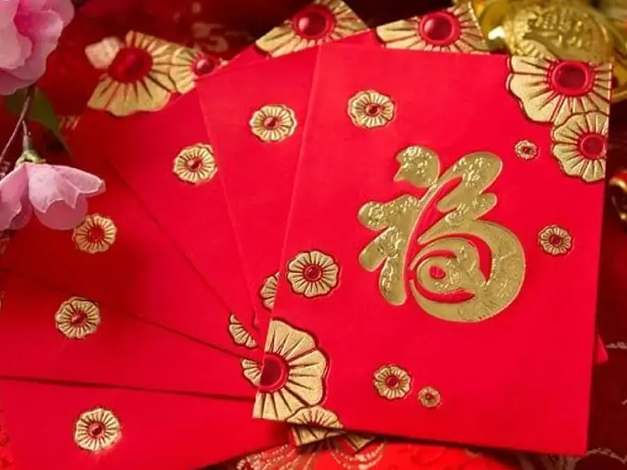 Trang trí lớp học ngày Tết bằng bao lì xì có rất nhiều cách trang trí độc đáo và bắt mắt.