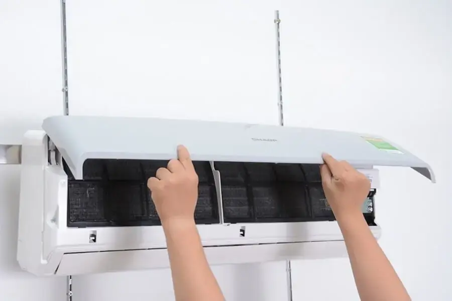 Tháo rời và lau chùi mặt nạ máy lạnh để kéo dài tuổi thọ của máy (Hình ảnh: Dantri)