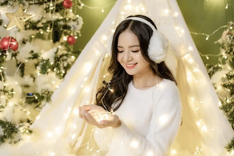 Tạo dáng chụp hình với concept đèn led.