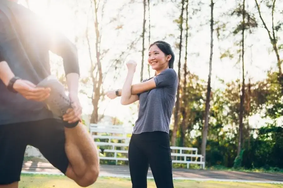 Thường xuyên vận động thể dục thể thao cùng gia đình để nâng cao sức khỏe và cải thiện vóc dáng bạn nhé!