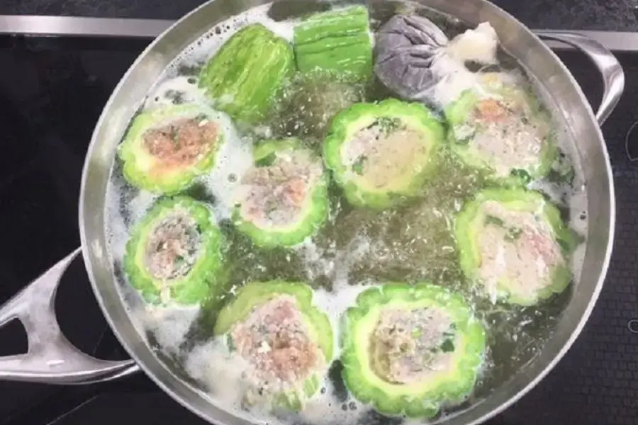 Nấu canh khổ qua nhồi thịt