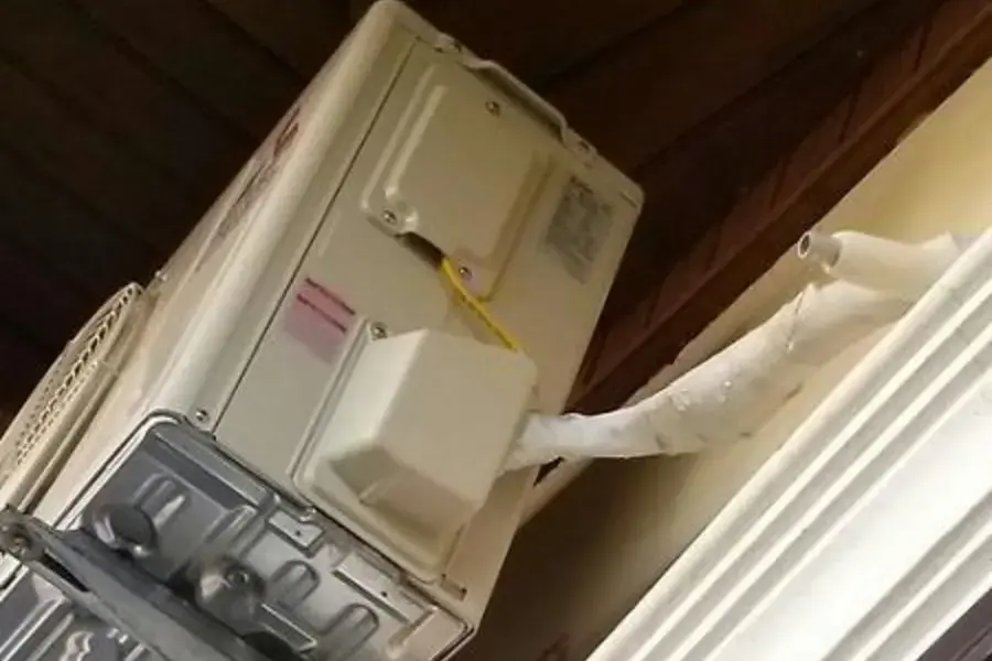 Cục nóng điều hòa chảy nước do ống thoát nước bị vỡ