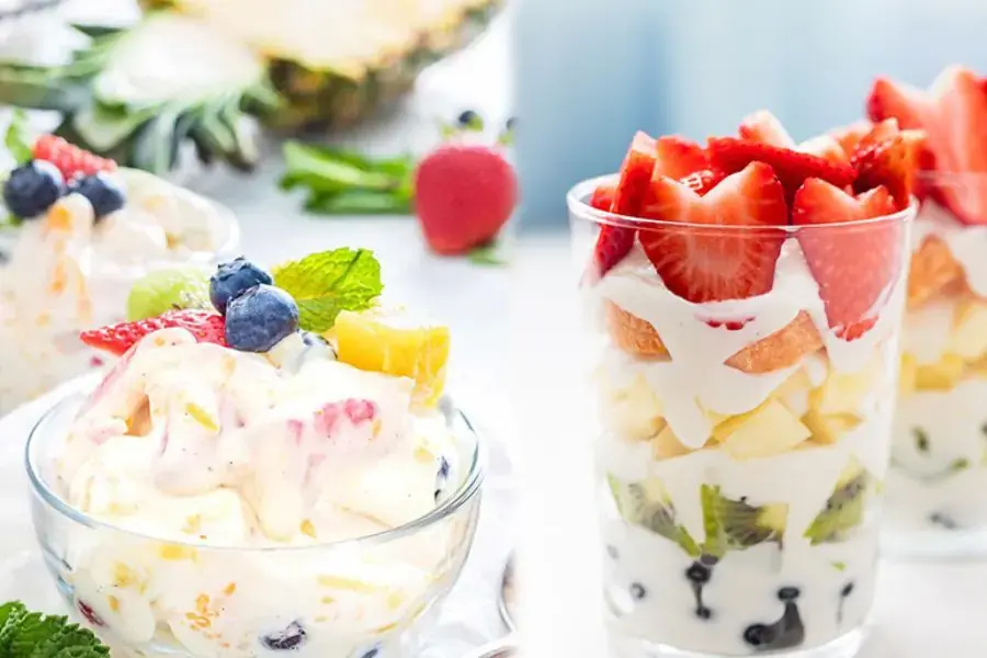 Sữa chua và hoa quả tươi