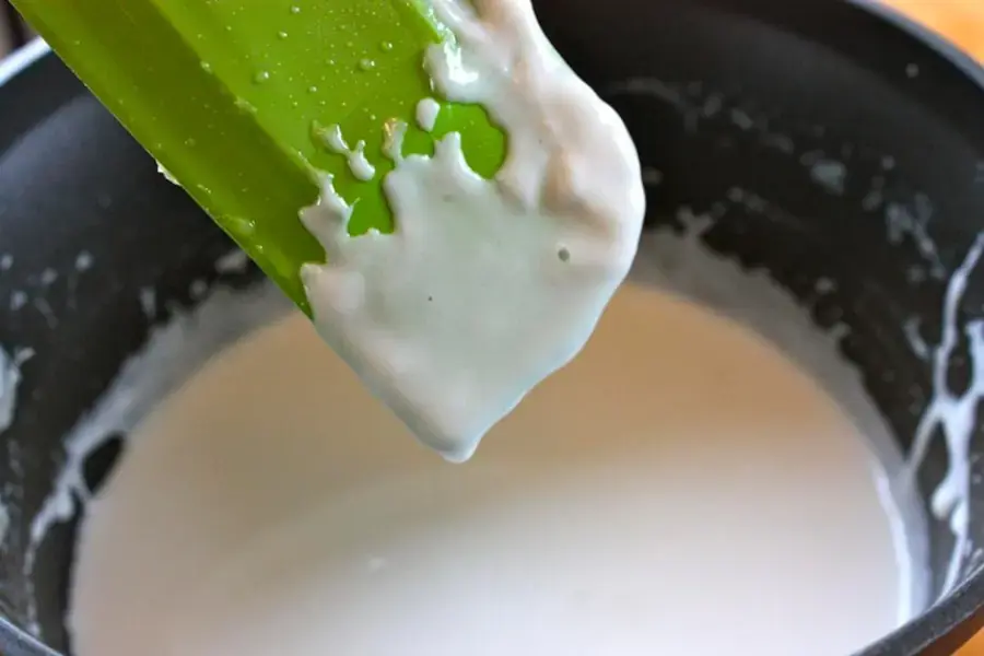 Vớt lá dứa ra khi nồi nước cốt dừa sôi.