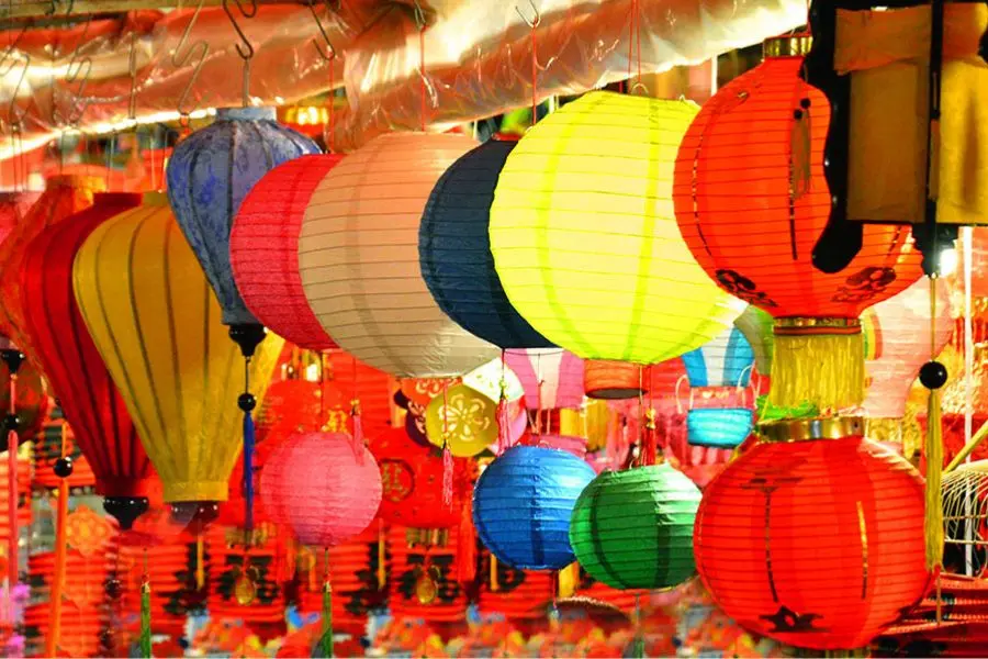 Lựa chọn lồng đèn với màu sắc nổi bật như đỏ, cam, vàng.