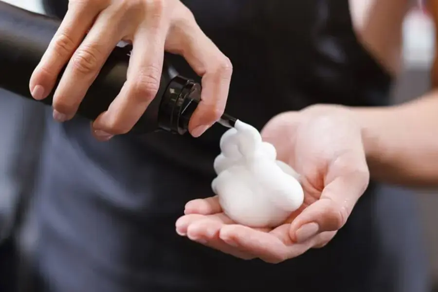 Sử dụng keo xịt tóc để tẩy vết mực trên điện thoại.