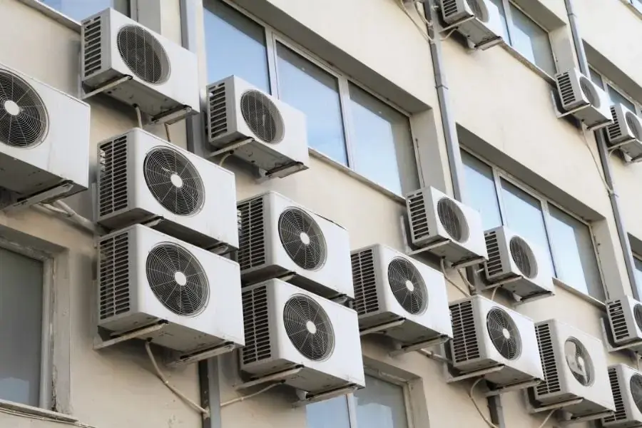 Bố trí cục nóng điều hòa theo hướng gió thổi để thiết bị tản nhiệt tốt