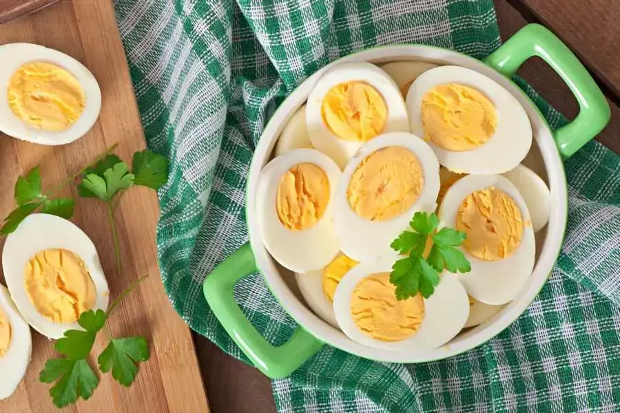 Luộc trứng và cắt nhỏ