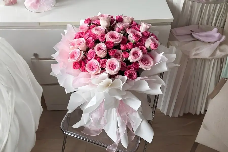 Mẫu bó hoa hồng phối màu tông hồng dáng xòe tặng người yêu