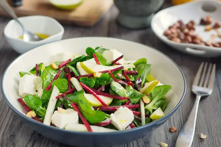 Sử dụng lê cùng với các loại trái cây khác như táo và chuối để làm món salad hỗ trợ giảm cân hoặc ăn vào bữa phụ.