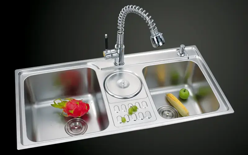 Thường xuyên lau rửa vòi rửa, nắp cửa (ảnh: sieudienlanh)