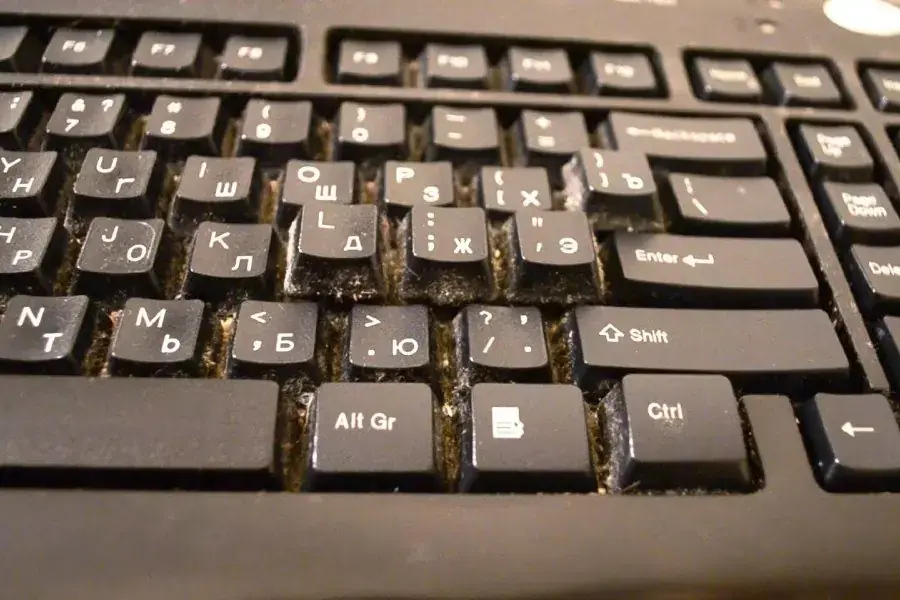 Sử dụng laptop thường rất dễ bám bụi bẩnbàn phím bụi bẩn
