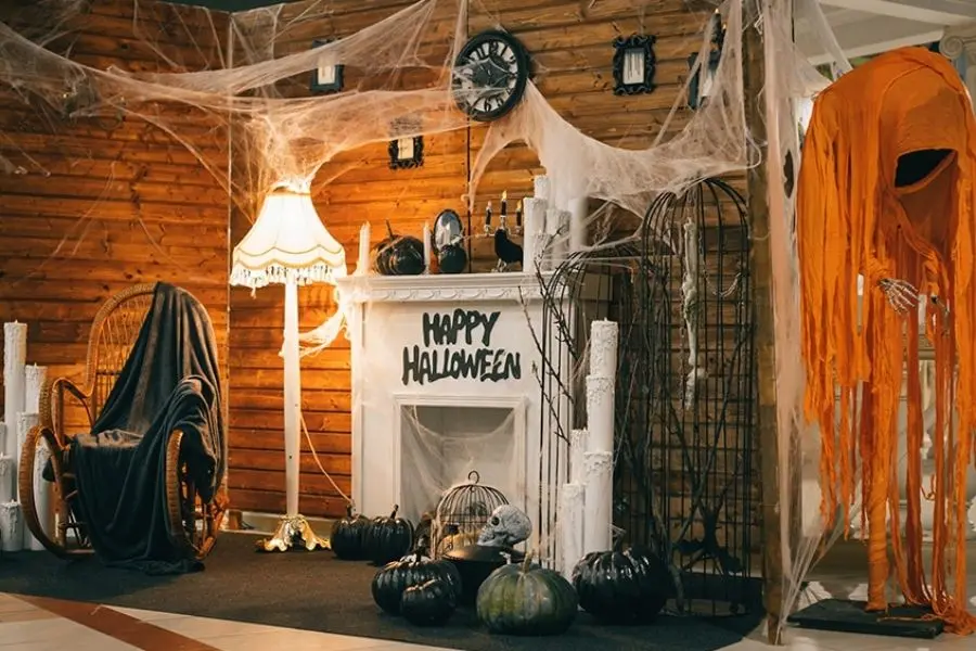 Lựa chọn âm thanh phù hợp với không gian quán được trang trí Halloween.