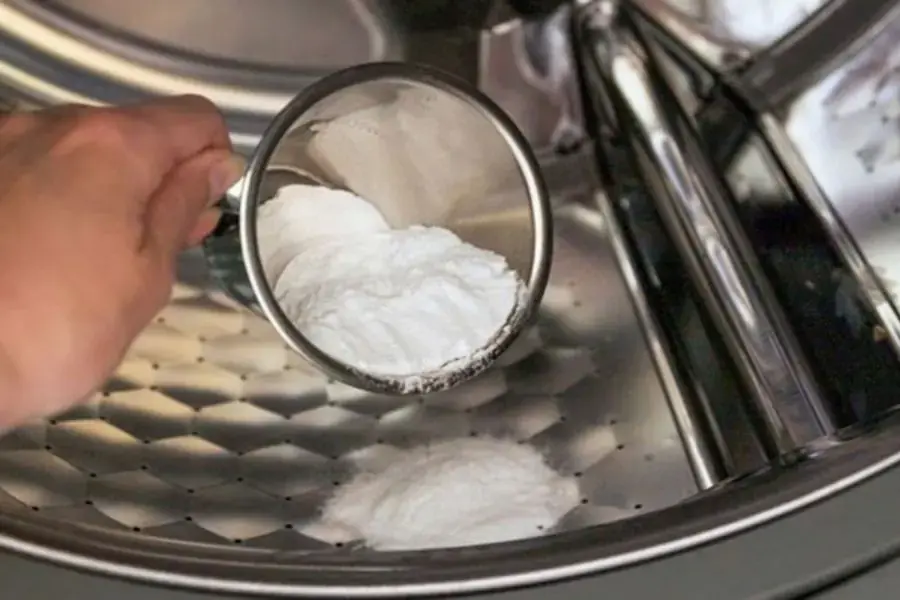Sử dụng bột baking soda để vệ sinh máy giặt Samsung