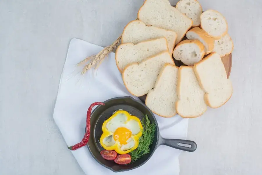 Bánh mì ngũ cốc với trứng chiên