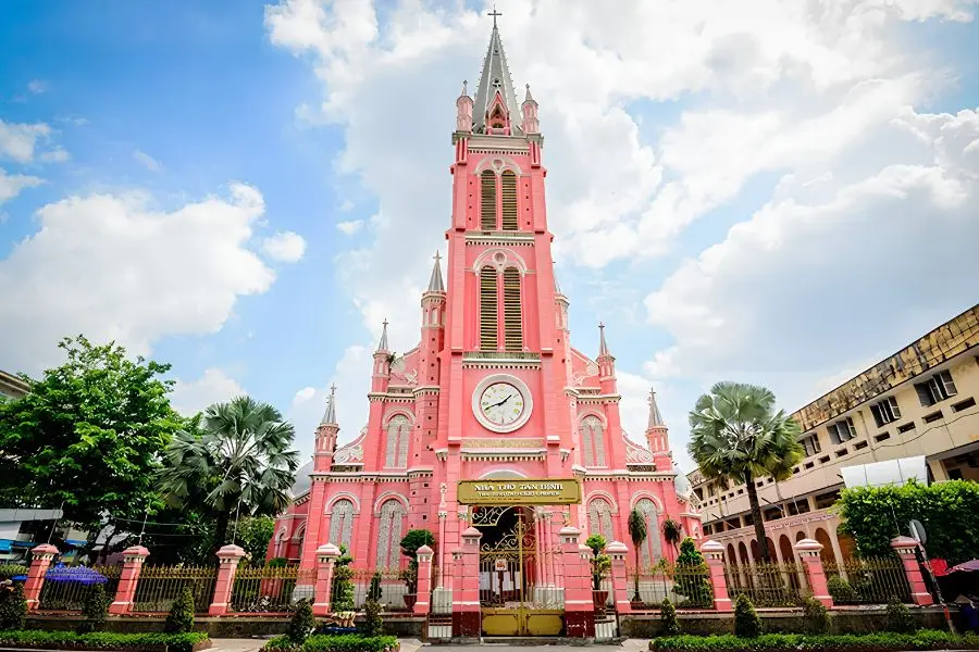 Nhà thờ Tân Định là địa điểm tham quan và chụp ảnh cùng người thương